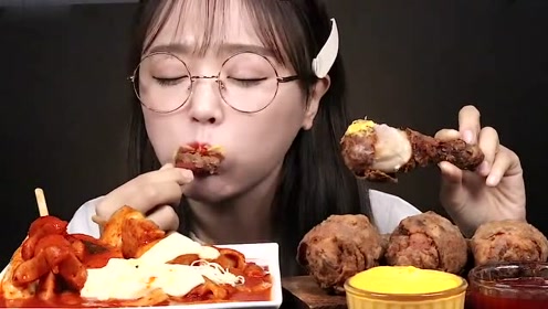 吃播韩国美女吃货试吃培根包炸鸡腿,一口吃两种肉,贼得劲