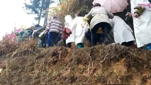 实拍湖南农村土葬下葬全过程,百人走狭窄山路送行,路太难走了