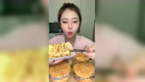 美女吃播伙食真奢侈,芋圆虎皮卷直接开吃,网友家里有矿?