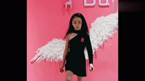 焱娃娃练习走秀,走路的样子好有气质,网友:前途无量,真不错