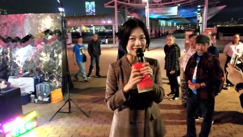 女歌手龙婷献唱一首《君心我心》好听,众人围观
