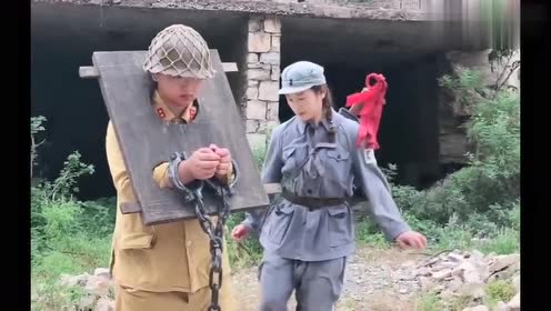 抗日神剧拍戏现场,女八路真是厉害啊,竟把小鬼子给铐起来了