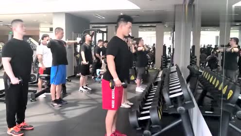 肌肉男:一排有梦想的中国健美男子,加油!