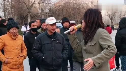 乞丐歌手街头唱歌,唱功一听就是专业的,堪比中国好声音