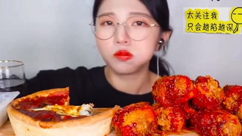 大胃王美食吃播,韩国小姐姐用铲子吃乌黑的冰淇淋