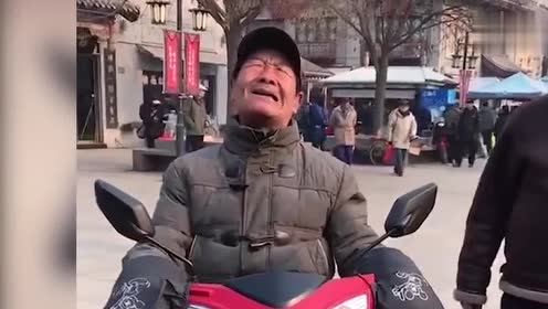 天津网红大爷,唱功明显有提升,大家觉得呢!