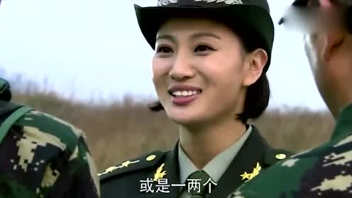 漂亮的女首长到部队视察,男战士们都争先恐后表现自己