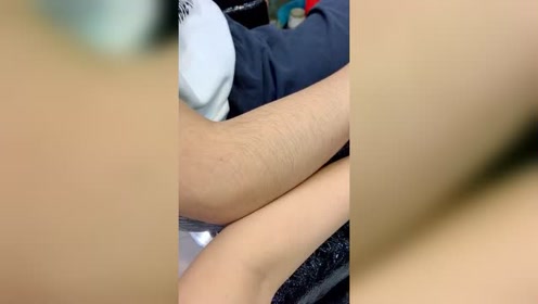 永远都猜不到,女生胳膊上的毛发,可能比男生还要茂盛!