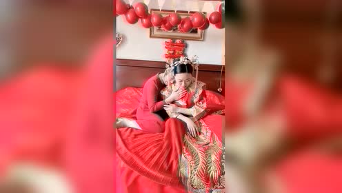 作为母亲非常舍不得女儿出嫁,抱在一起痛哭流涕呀!