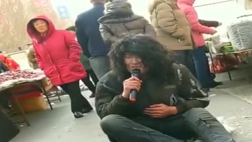 乞丐歌手献唱《车站》!多少离愁全在歌里!好听到想哭