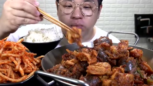 韩国小哥哥吃米肠鸡排,大口吃饭大口吃吃肉,看他吃东西真享受