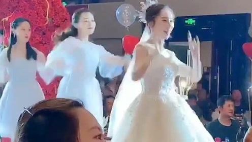 没点才艺真不敢结婚了,新娘伴娘这波操作厉害了,引得台下一顿乱叫!