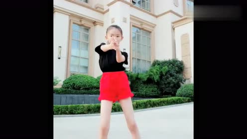 童模宋小睿在户外跳舞,这动作怎么那么不标准,没有专业训练过吧