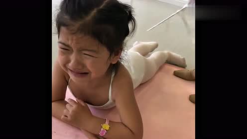 老师教小女孩练习舞蹈基本功,竟然把她疼成这个样子,这也太狠了