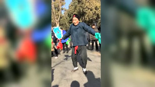 传统表演方式,大爷男扮女装,被公园大妈围观!