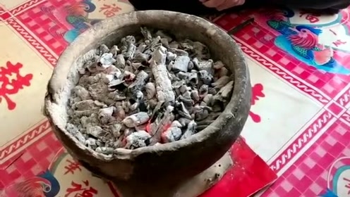 99岁老奶奶的火盆,老奶奶说已经七八十年了,自己小时候就一直在用!