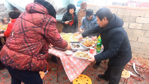 你那里吃酒席抢菜吗?听说有的还会打起来,看丹东农村是啥样