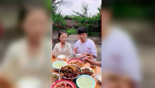 袖珍小夫妻去舅舅家吃饭,这伙食真不错,网友好想吃