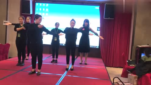 年会手语舞刀郎《谢谢你》,歌词感人透着深情,表演更是精彩