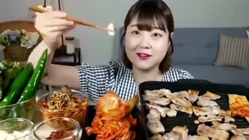 吃播:韩国大胃王小姐姐吃烤肉,烤肉配辣白菜吃很过瘾