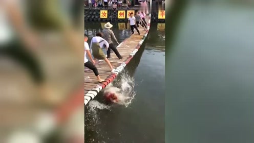穿红裙子的小姐姐落水,本来觉得没什么,起身的那一刻真尴尬!