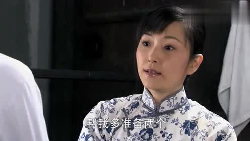 秋菊要帮小丈夫洗澡,谁知小丈夫已长成男人,死活都不肯