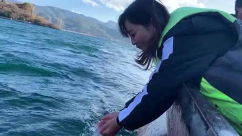 泸沽湖女儿国左手捧水喝生儿子,右手捧水喝生女儿,双手捧水喝生双胞胎