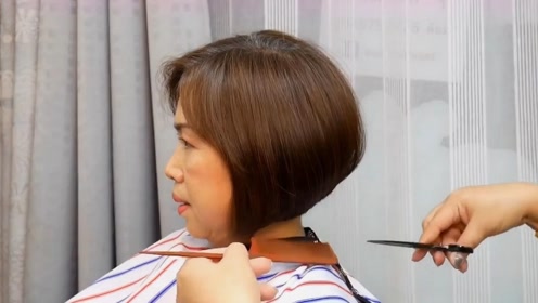 43岁女性短发不烫不染想改变,发型师继续剪短,年轻10岁美翻了
