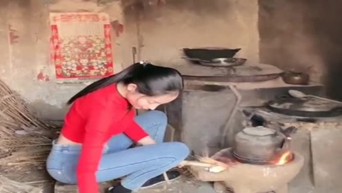 老公快回家了,农村小媳妇连忙生火做饭,真是贤妻啊!