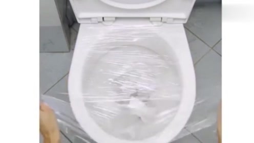 马桶堵了不用花钱请人，我用这招，1分钟就疏通了！