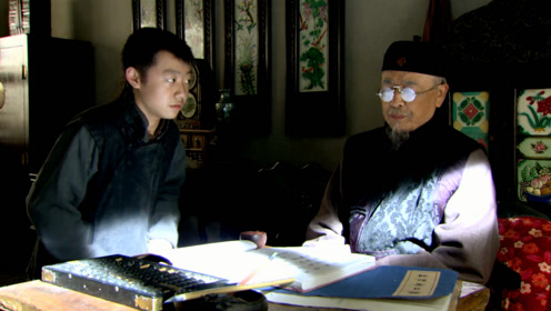 朱传杰听老掌柜讲生意,内急不敢说,去茅房也有人无奈尿了裤子