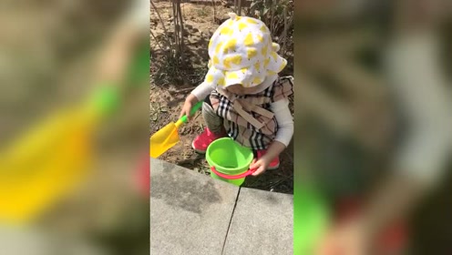 家有萌娃系列：孩子的世界很简单，就算玩土也很开心！