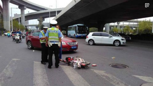 电瓶车闯红灯被撞,面对女司机:我是直行的非机动车,你懂不懂交规