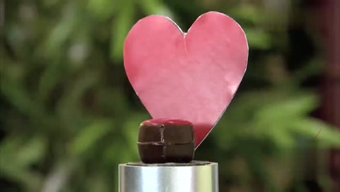 大叔找路人帮忙录像,没想到戒指被美女吃掉!路人快哭了