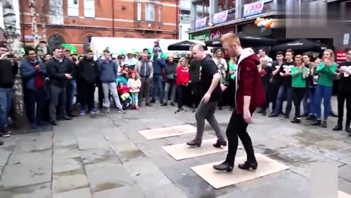 舞蹈团美眉在街上演绎踢踏舞太好听了！