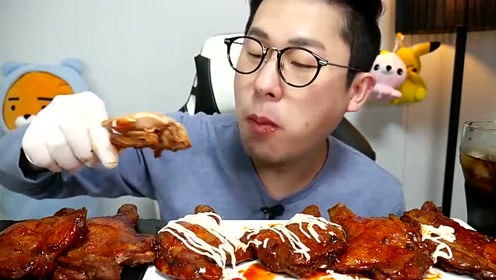 七个大鸡腿，不大不要钱，小伙吃的满嘴是油