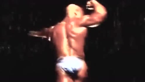 他把自己练成现实版“石头人”，不断服用类固醇，健身又吃药