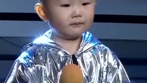 主持人和评委逗张俊豪,结果张俊豪信以为真,怒摔话筒后大哭起来