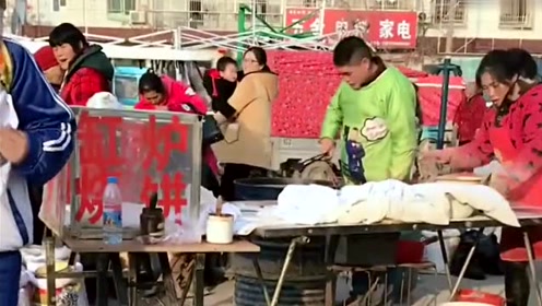 农村傻妞去集市上买东西吃，结果却发生了这种事，真是太搞笑了！