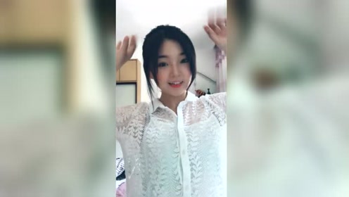 微胖虎牙美女,丑萌丑萌的样子还挺可爱
