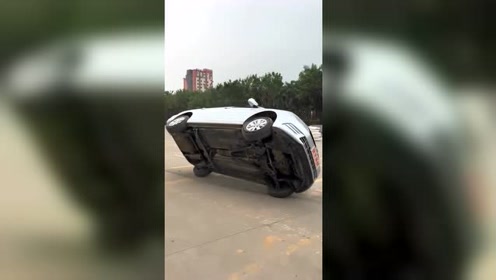这不是真正的刀片超车,真正的刀片超车,应该汽车和地面成90度角