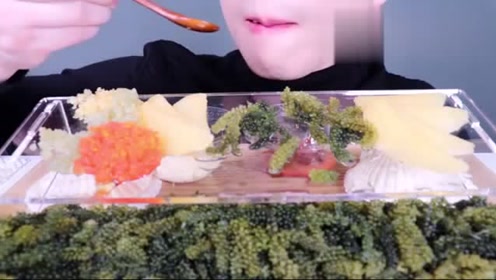 国外女孔雀,吃新鲜的海吃货和飞鱼卵,送礼脆脆的发出音,真好听咀嚼送葡萄图片