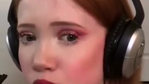 做成化妆盒的巧克力，女主播吃得真香，要不要来一块