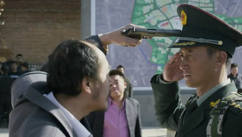 你算啥东西，竟敢用枪指着军人！冷锋这帅气的一脚，看得热血佛腾