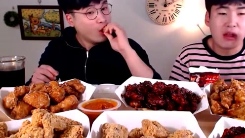 韩国大胃王兄弟敞开肚子吃一桌的炸鸡,吃完胃都要抽筋了