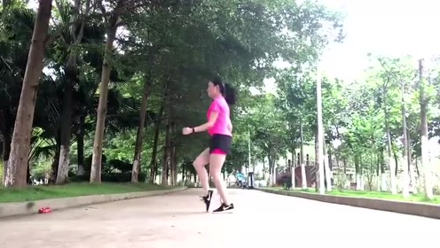 流行鬼步舞:学员跳的鬼舞步这样的奔跑三点式好看吧!