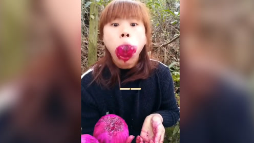 女子吃播"一口秒"火龙果 脸被扭曲成表情包