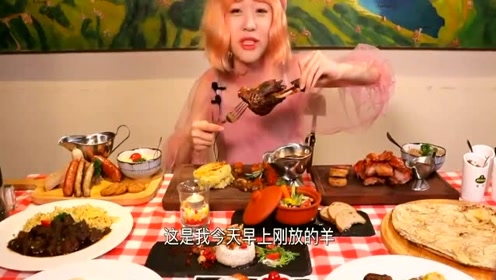大胃王mini化身小女孩,拿起羊腿的那一瞬间,秒变女汉子