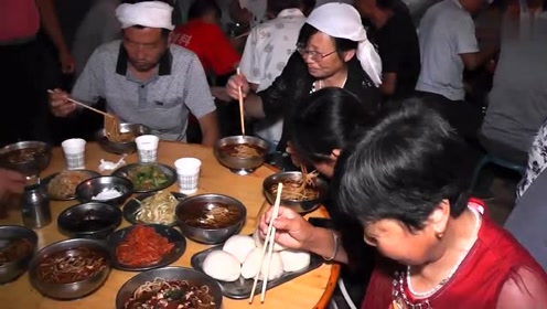 陕西淳化农村过白事 吃流水席饸饹