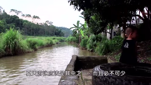 为了避暑,几名农村孩子到河里游泳,看着让人回忆满满